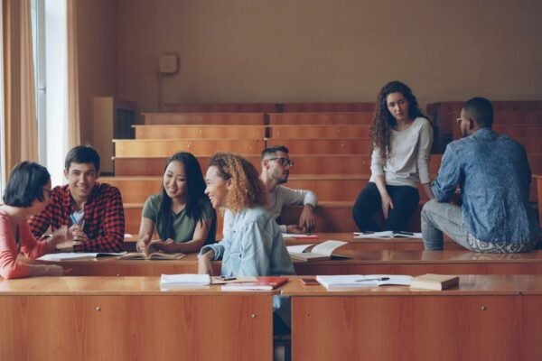 Las universidades enfrentan dilema: ¿cobrar o acoger a estudiantes de secundaria deficitarios?