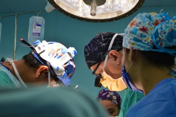 De la medicina a la política: la trayectoria ascendente de una cirujana independiente