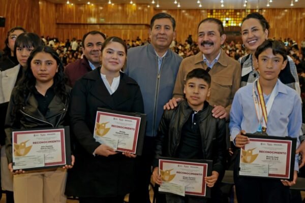 Becas para maestros: México invierte 2,200 mdp en educación y formación docente