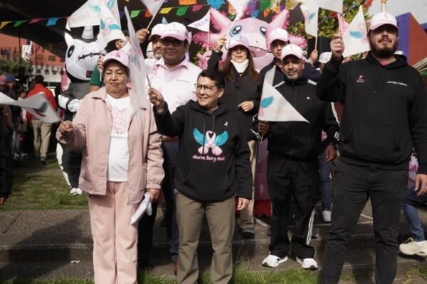 Caminata contra cáncer de mama reúne a 2 mil personas en Toluca