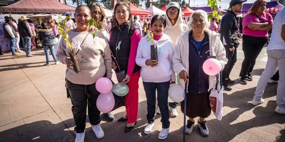 Más de 500 personas participan en Caminata Rosa contra el cáncer en Coacalco