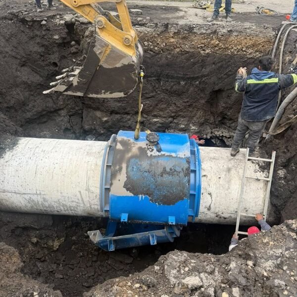 Fuga de agua en acueducto Tláhuac deja sin servicio a miles en Nezahualcóyotl