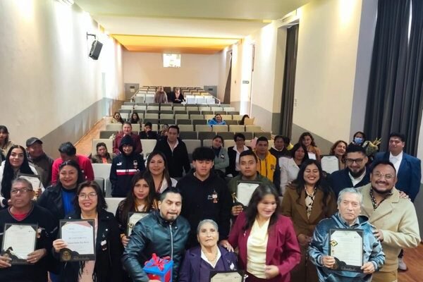 Tlalmanalco entrega 55 certificados de primaria, secundaria y computación del INEA