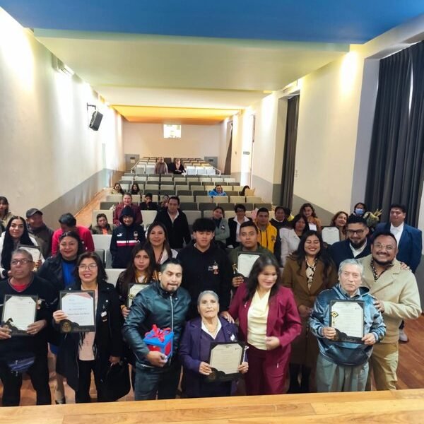 Tlalmanalco entrega 55 certificados de primaria, secundaria y computación del INEA