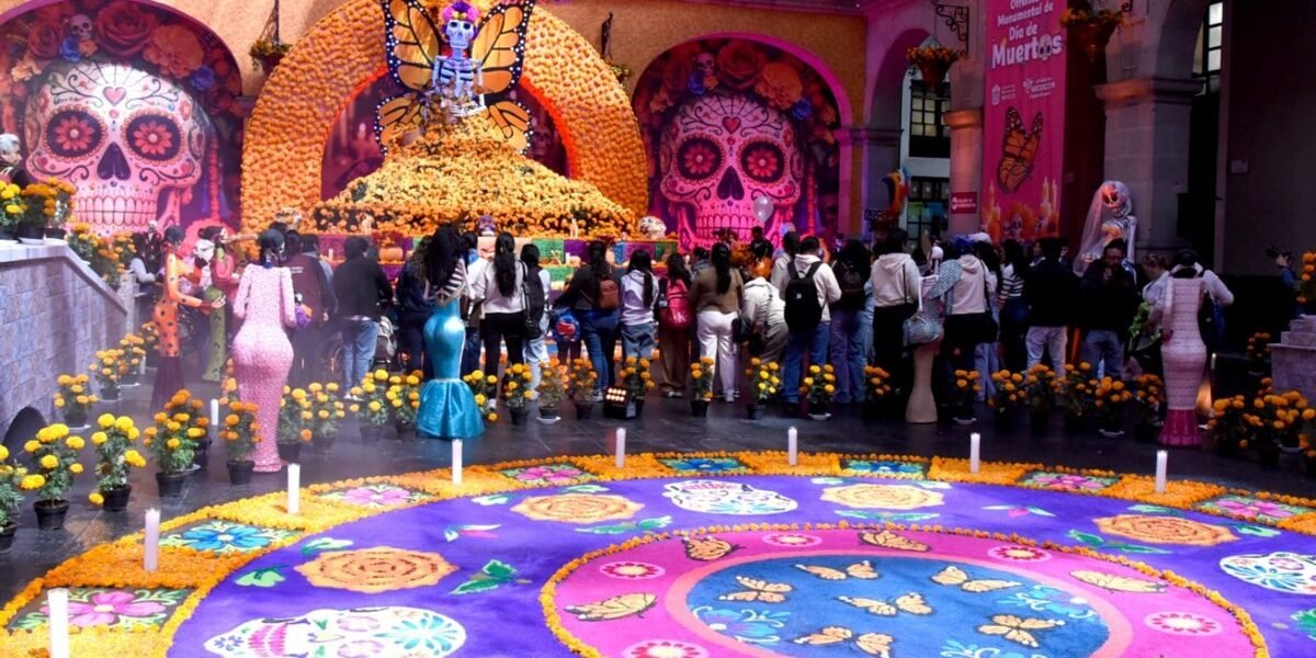 La Ofrenda Monumental de Día de Muertos cautiva a visitantes en Palacio de Gobierno