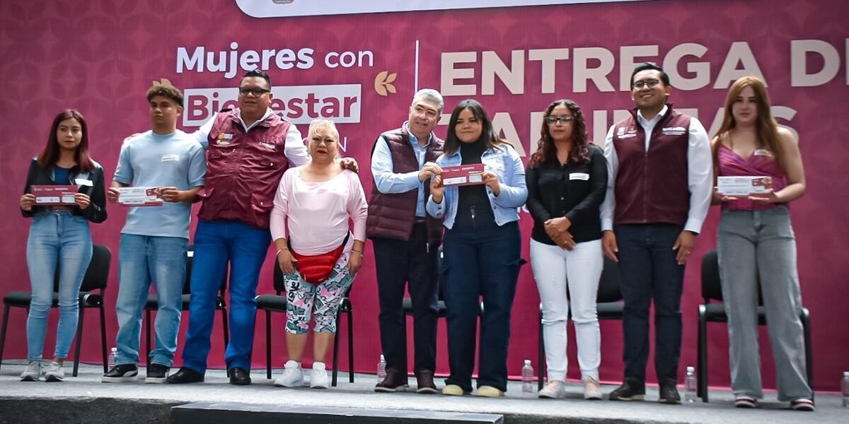 Entregan 770 tarjetas de "Jóvenes con Bienestar" en Ecatepec