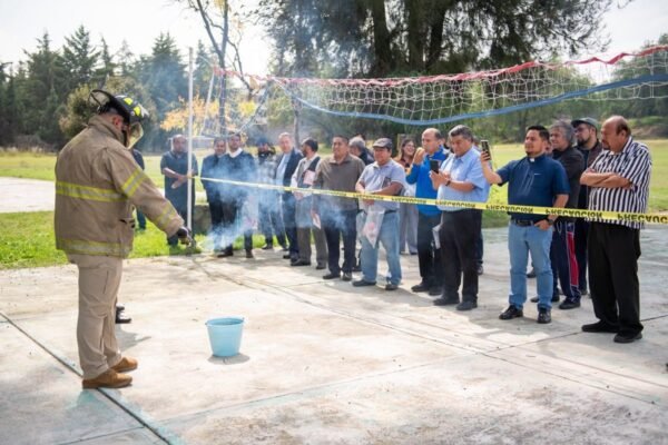 Capacitan a sacerdotes sobre uso responsable de pirotecnia